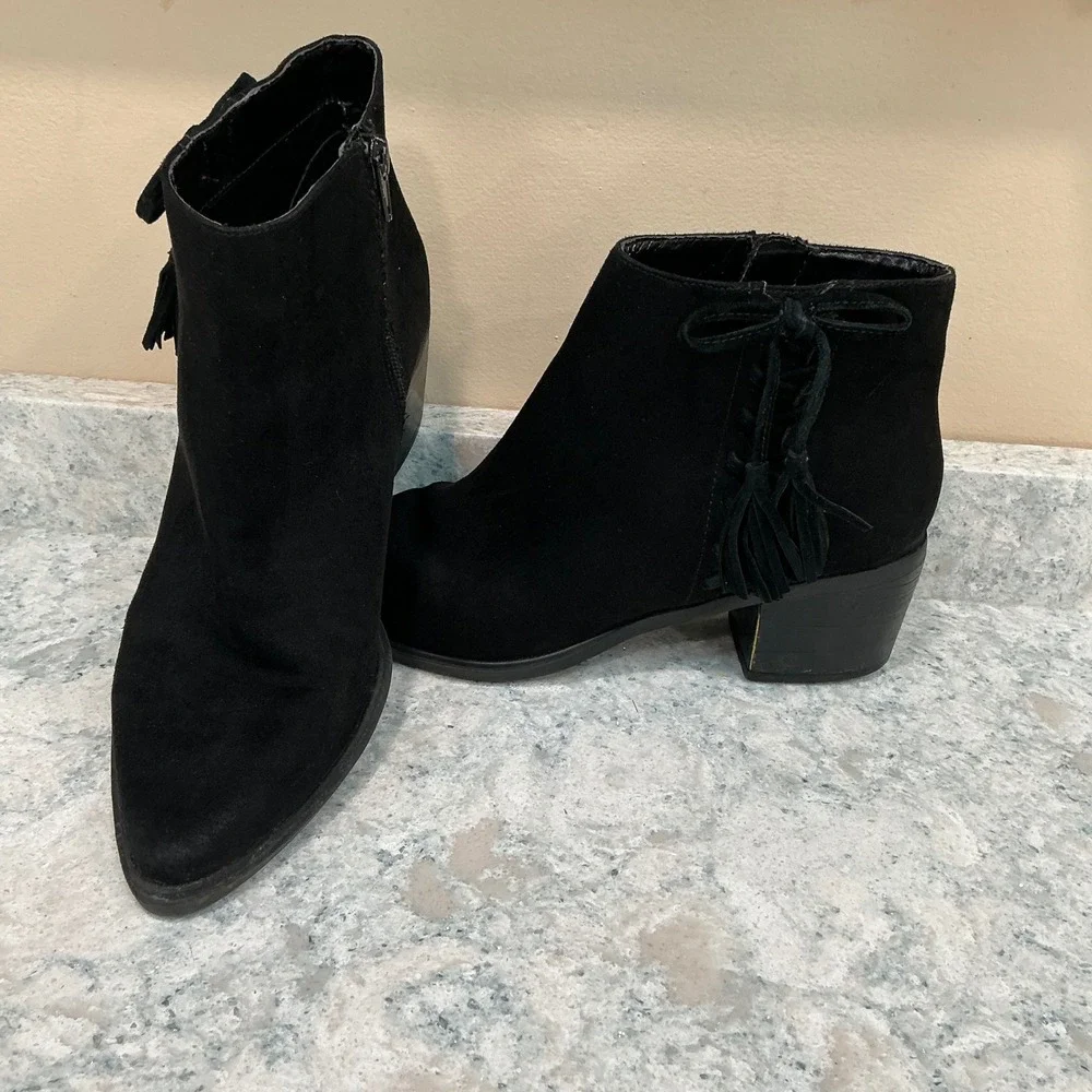 Betsey Johnson Ankle Boots Autumnn 9M Black Suede Tassel Block Heel Pointed Toe